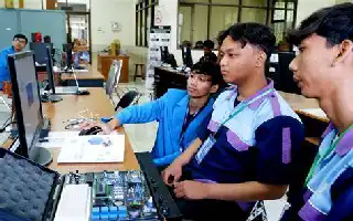 Belasan Siswa SMK Rakit Lampu Jalan Otomatis dalam Trial Class Embedded System di ITN Malang