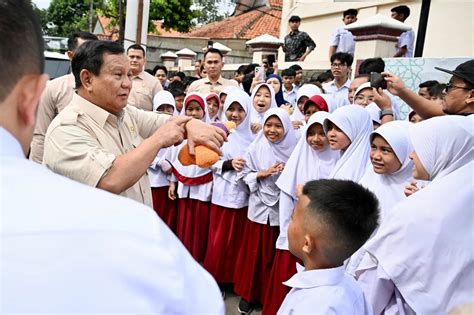Presiden Prabowo Tinjau Inovasi Produk Dalam Negeri dalam Pameran Bhayangkara ke-80