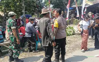 Semarak HUT RI ke-81, TNI-Polri Kawal Jalan Sehat dan Hiburan Musik di Desa Garon Madiun