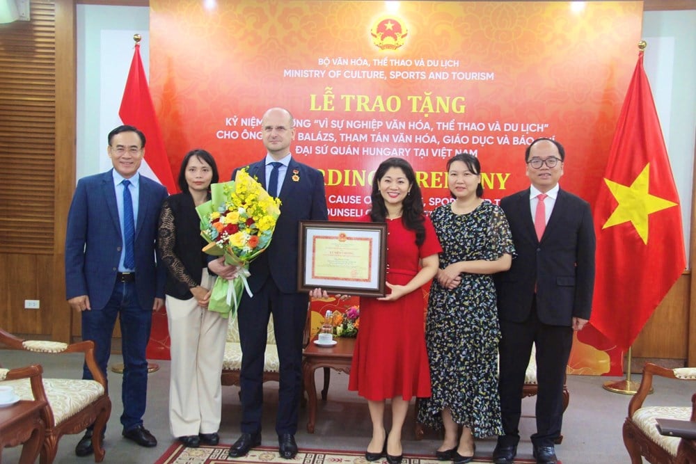 Kementerian Kebudayaan Vietnam Berikan Penghargaan Tertinggi bagi Konselor Hongaria