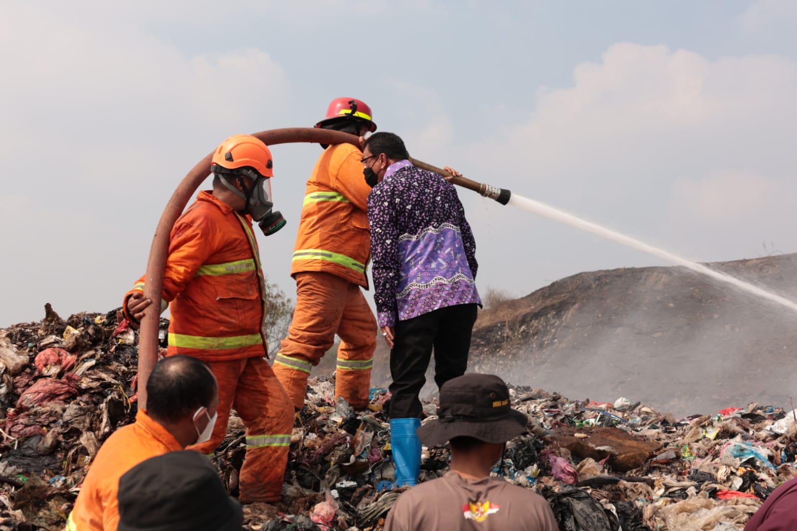 Efektivitas Pemadaman TPA Jatiwaringin: Titik Panas Berhasil Ditekan di Bawah 4 Persen