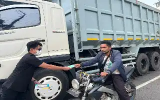 Redam Risiko ISPA akibat Karhutla, PDIP Kuansing Bagikan Ribuan Masker ke Pengendara