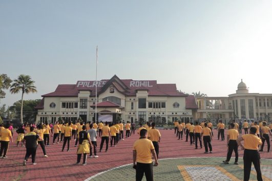 Polres Rokan Hilir Gelar Olahraga Bersama dan Bakti Sosial dalam Rangkaian HUT Bhayangkara Ke-80