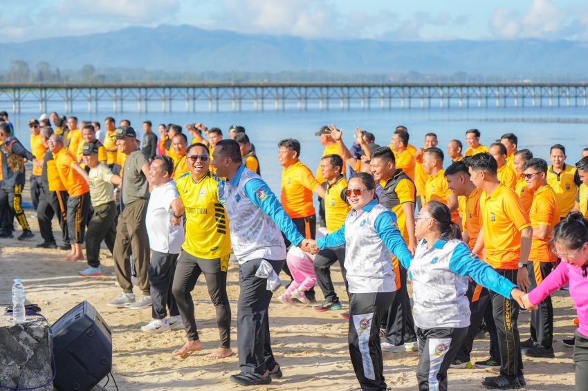Sambut Hari Bhayangkara ke-80, Polres Toba dan Forkopimda Gelar Olahraga Bersama di Pantai Parparean