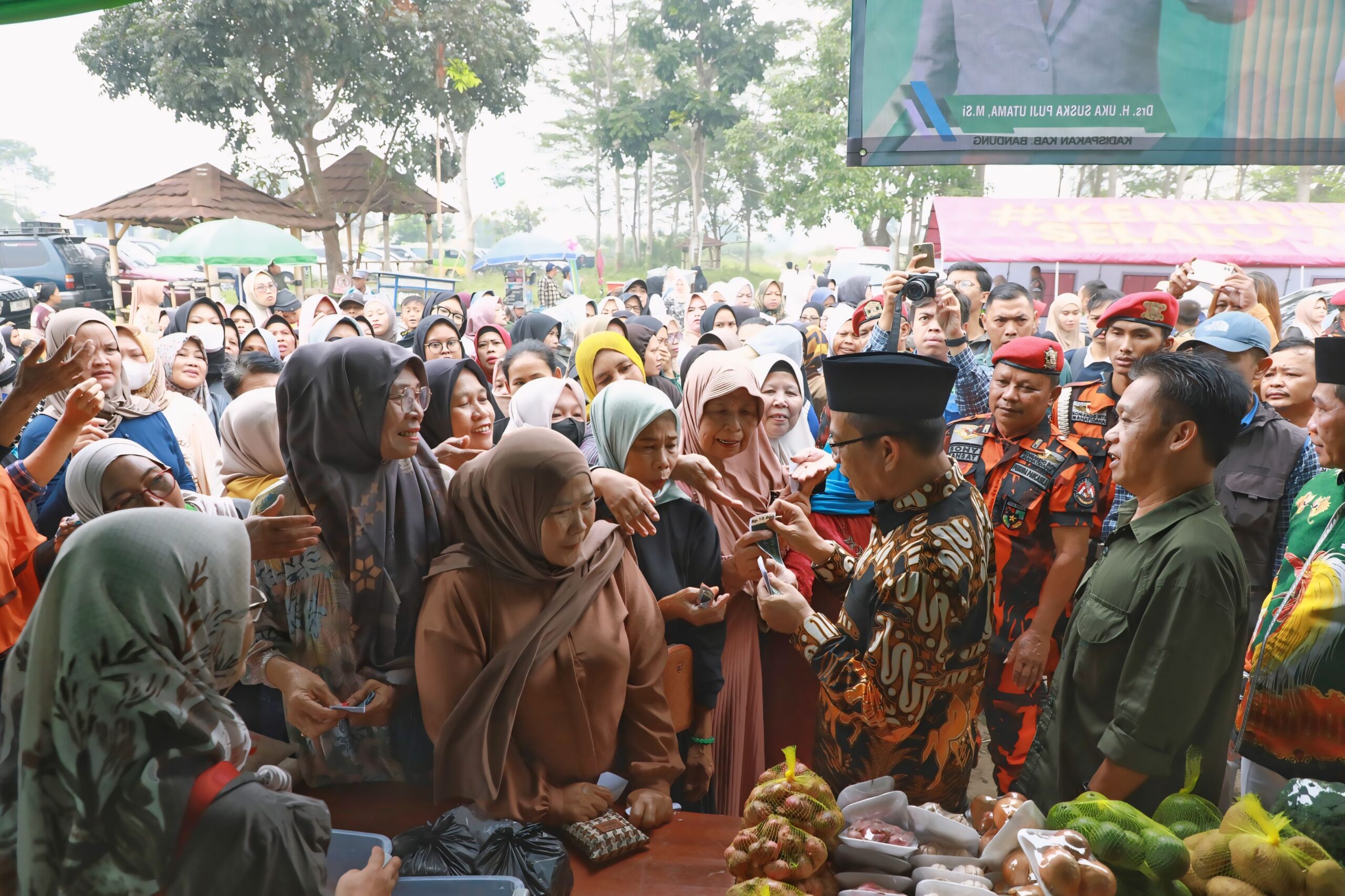 Pesta Rakyat Ciparay Sajikan Khitan Massal 64 Anak, Cek Kesehatan Gratis, hingga 3.000 Voucher Belanja