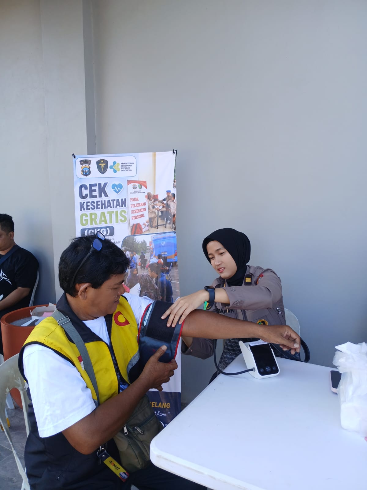 Sidokkes Polresta Barelang Gelar Pemeriksaan Kesehatan Gratis untuk Warga Bengkong di Pantai Indah Mutiara