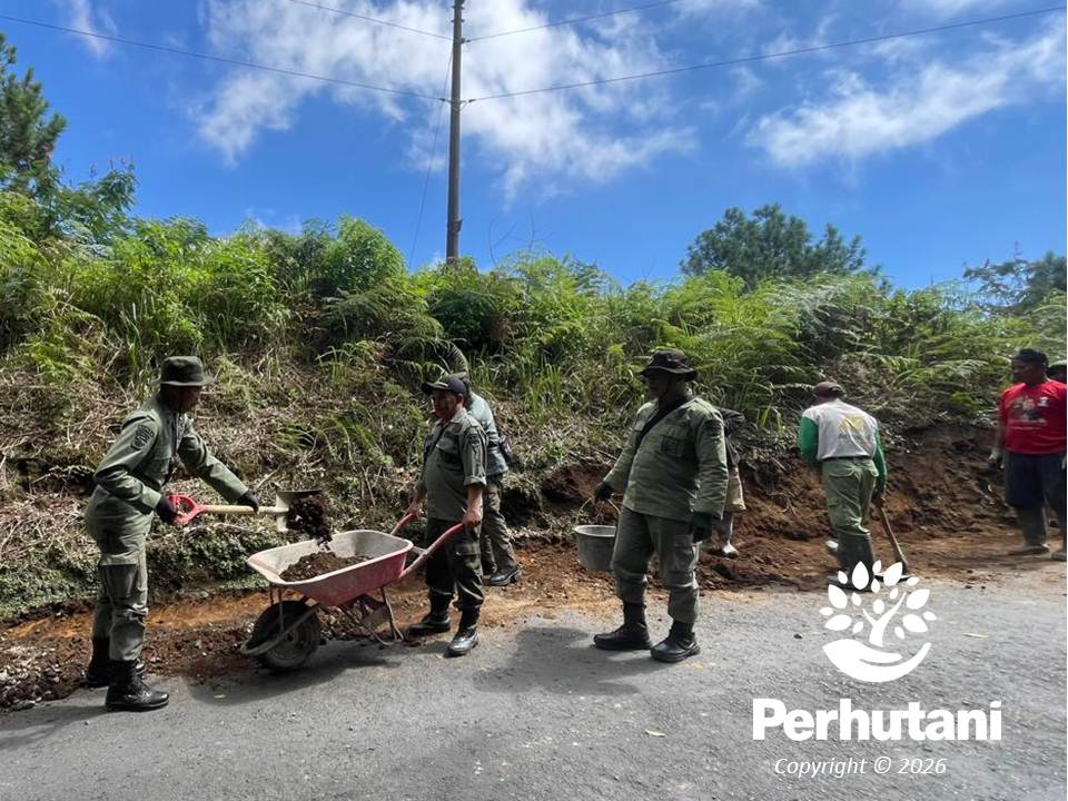 Jaga Aksesibilitas Wisata, Perhutani KPH Kedu Utara Bersihkan Jalur Hutan RPH Srandil