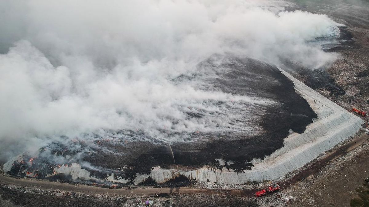 Kebakaran Meluas di TPA Jatiwaringin: 15 Hektar Lahan Terbakar, 154 Warga Terserang ISPA