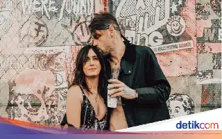 Vokalis Band Metal Beartooth, Caleb Shomo, Resmi Bercerai Usai Mengaku Gay
