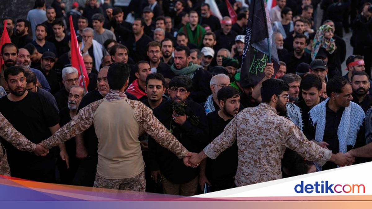 Gelombang Pelayat Padati Pemakaman Khamenei di Teheran di Tengah Teriknya Suhu
