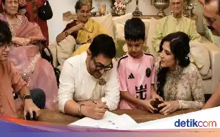 Aamir Khan Resmi Menikah di Usia 61 Tahun, Tampil Sederhana dalam Balutan Busana Kasual