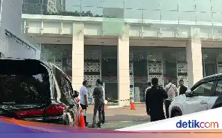 Fenomena Anomali Suhu, Kaca Gedung BGN Jakarta Pusat Pecah Akibat Pemuaian