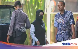 Bupati Sukoharjo Tiba di Gedung KPK Pasca Operasi Tangkap Tangan