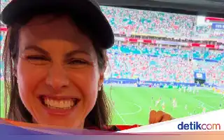 Aksi Alexandra Daddario di Stadion Piala Dunia Berujung Teguran Petugas