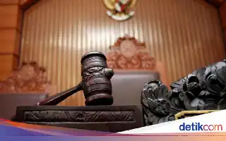Aksi Nekat Wanita di Surabaya Robohkan Rumah Dinas Bea Cukai Gunakan Ekskavator
