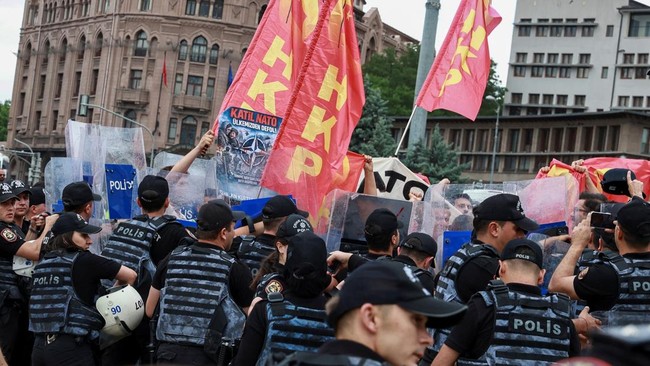 Aparat Turki Tangkap Ratusan Demonstran Jelang KTT NATO di Ankara