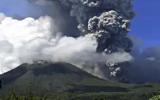 Ancaman Abu Vulkanik saat Erupsi Gunung Api: Dari Gangguan Pernapasan hingga Iritasi
