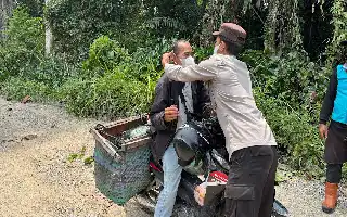 Antisipasi ISPA Akibat Karhutla, Polsek Bika Kapuas Hulu Bagikan Masker dan Edukasi Warga
