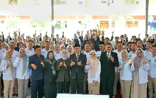 Luluskan Ratusan Mahasiswa, IKIP PGRI Bojonegoro Dorong Lulusan Kuasai Teknologi dan Berkarakter