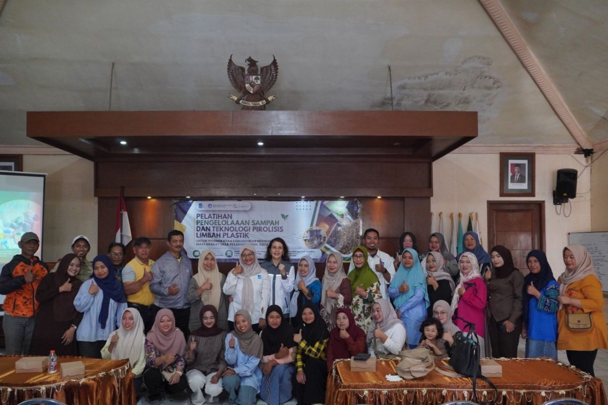 Ubah Limbah Jadi Energi: ITS Implementasikan Teknologi Pirolisis di Desa Pesanggrahan