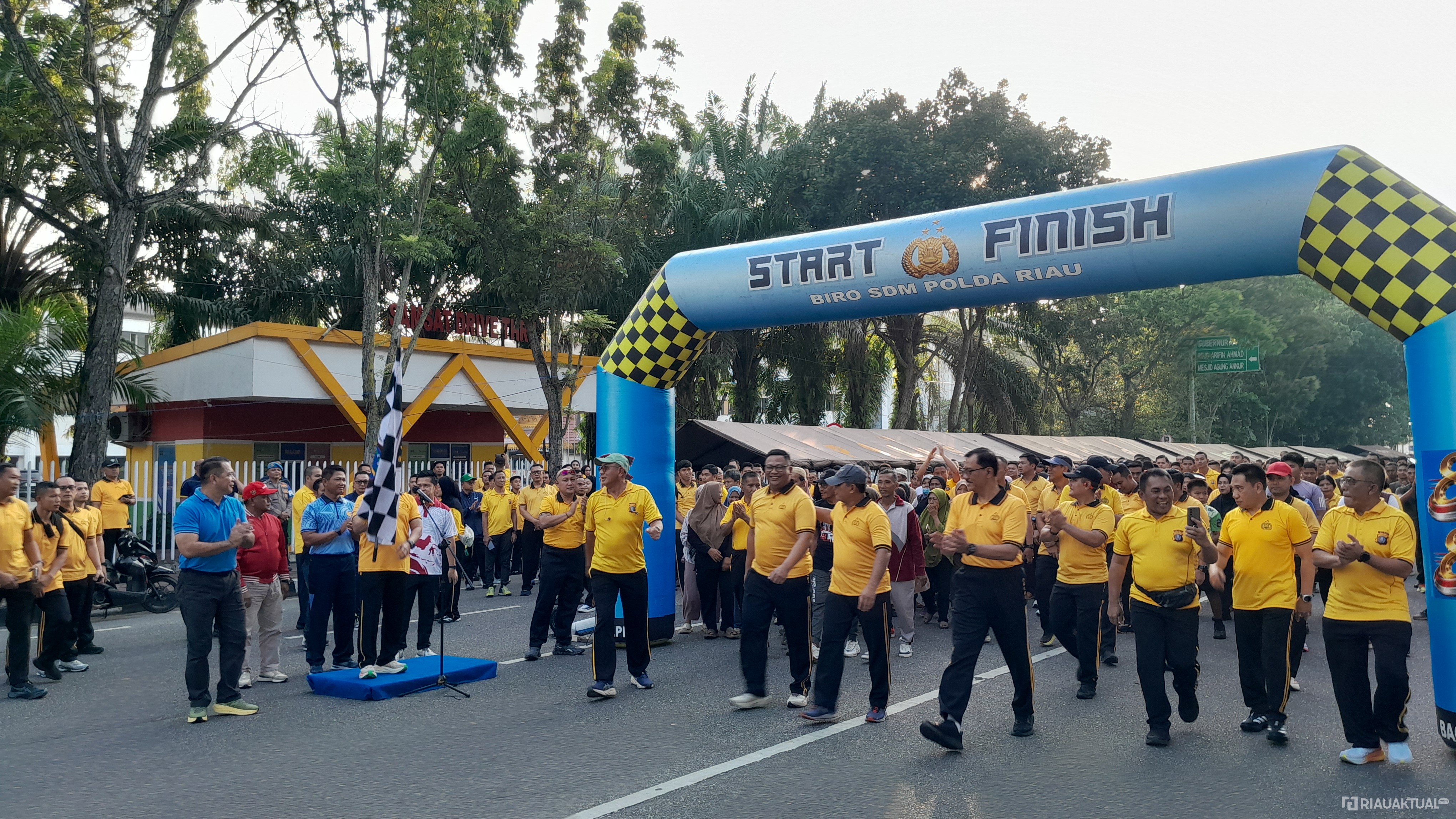 Polda Riau dan Ratusan Warga Kompak Berolahraga di CFD Pekanbaru, Awali Rangkaian Hari Bhayangkara ke-80
