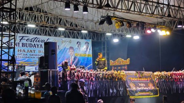 Polsek Banyusari Kawal Acara Seni Budaya di Desa Gempol Karawang