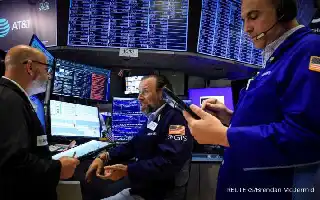 Tekanan Sektor Teknologi dan Rencana Tarif Trump Seret S&P 500 serta Nasdaq ke Zona Merah