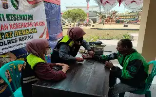 Wujud Kepedulian Humanis, Polres Berau Bagikan Makanan dan Layanan Kesehatan Gratis bagi Warga Tanjung Redeb