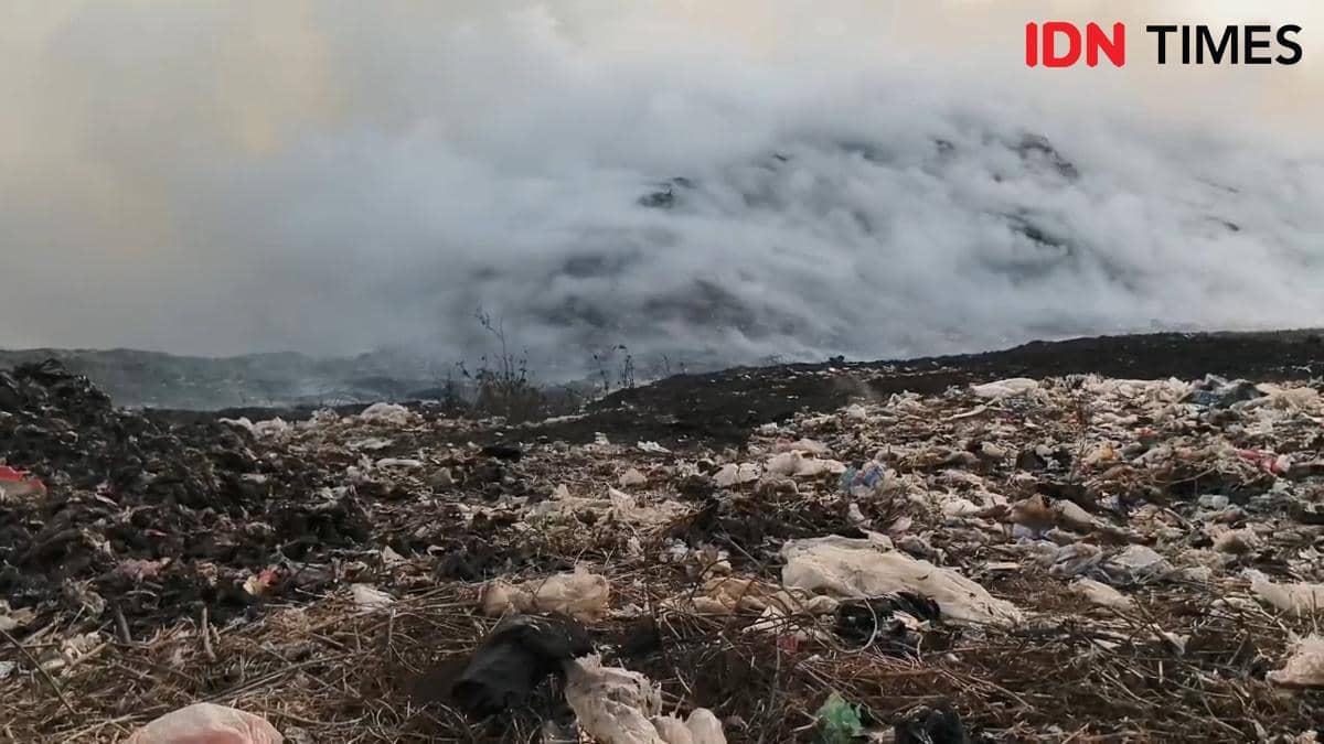 Waspada Dampak Kesehatan Akibat Kepulan Asap Kebakaran TPA Jatiwaringin