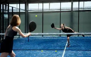 Mengenal Manfaat Psikologis Padel, Olahraga Indoor Alternatif Saat Aktivitas Luar Ruangan Terbatas