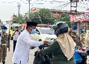 Kualitas Udara Menyentuh Status Tidak Sehat, Wali Kota Solok Bagikan 25 Ribu Masker untuk Warga