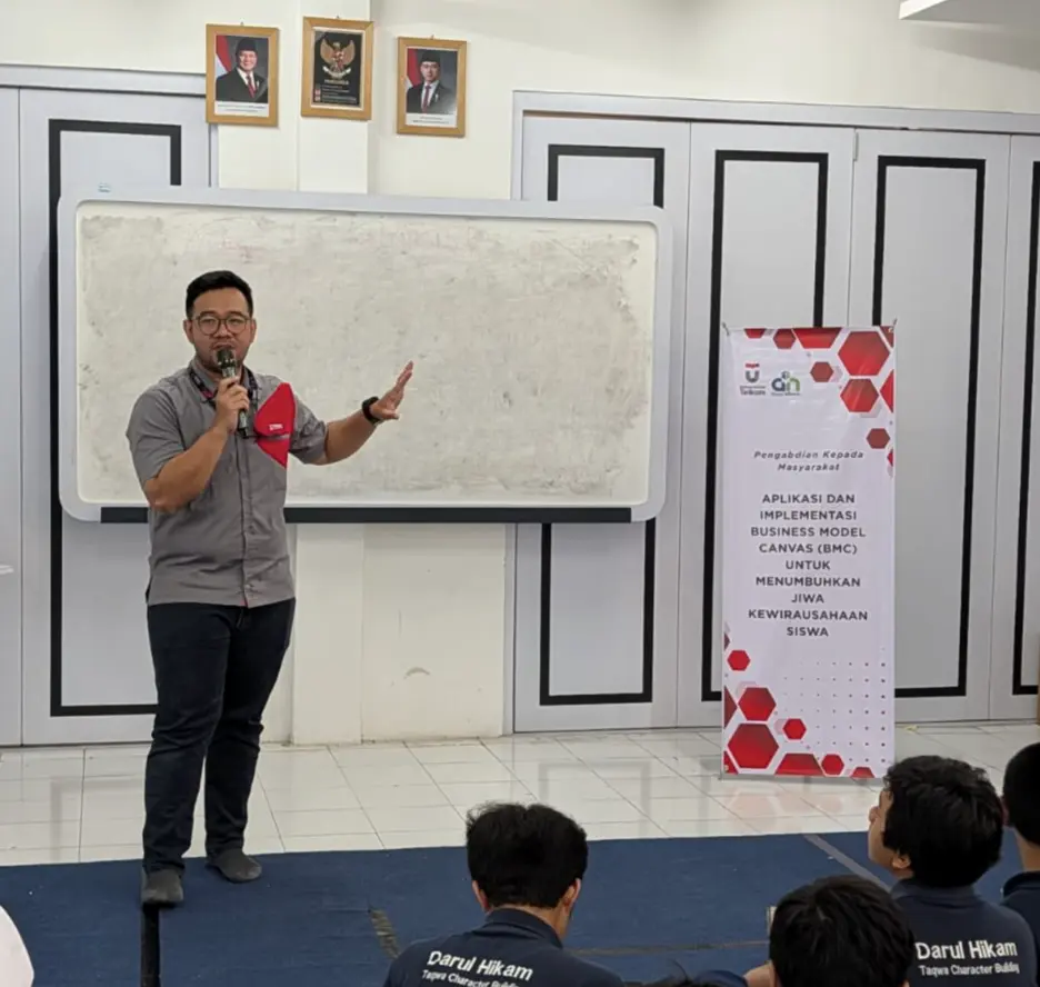 Dosen Telkom University Edukasi Siswa Darul Hikam tentang Business Model Canvas