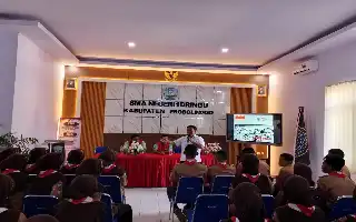 Cegah Penyakit Menular, PMI Kabupaten Probolinggo Edukasi Puluhan Pelajar SMAN 1 Dringu