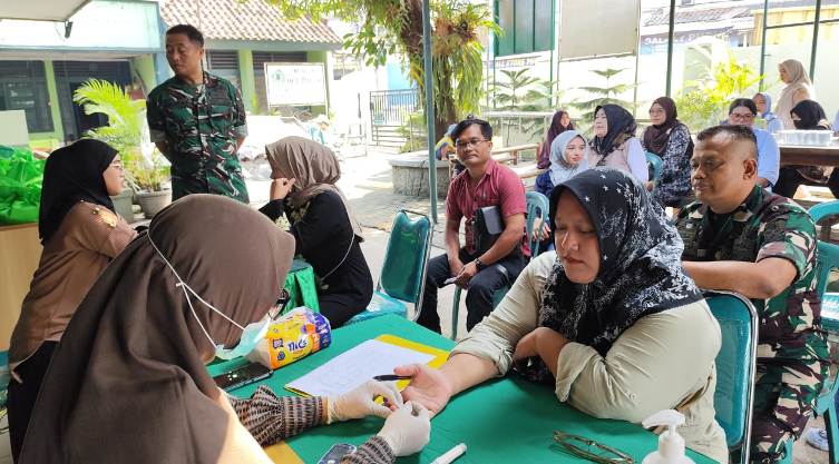 Pererat Kemanunggalan, Koramil 11/Pasar Kemis Sediakan Layanan Kesehatan Gratis bagi Warga