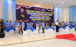 Tingkatkan Kebugaran Personel, Kapolda Jambi Resmikan Lapangan Siginjai Presisi dan Buka Turnamen Bulutangkis