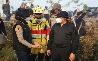 Penanganan Karhutla Guntung Damar: Kapolda Kalsel Terjunkan Drone Thermal dan Surfaktan Padamkan Api Dekat Bandara