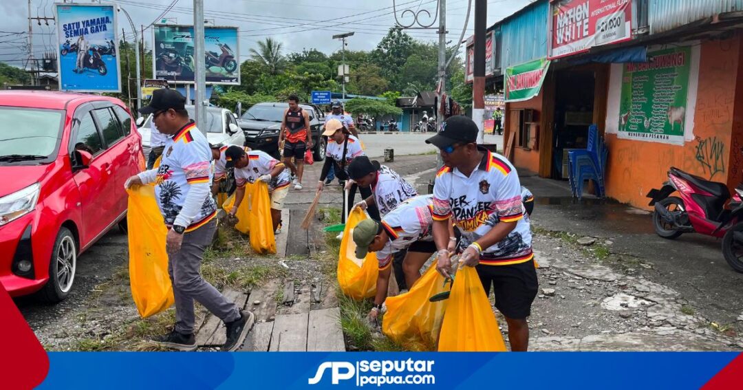 Fans Jerman Timika Ajak Warga Jaga Kota Lewat Olahraga dan Aksi Bersih Sampah