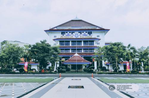 Unair Klarifikasi Struktur Penghasilan Dosen Pasca Kesaksian di MK